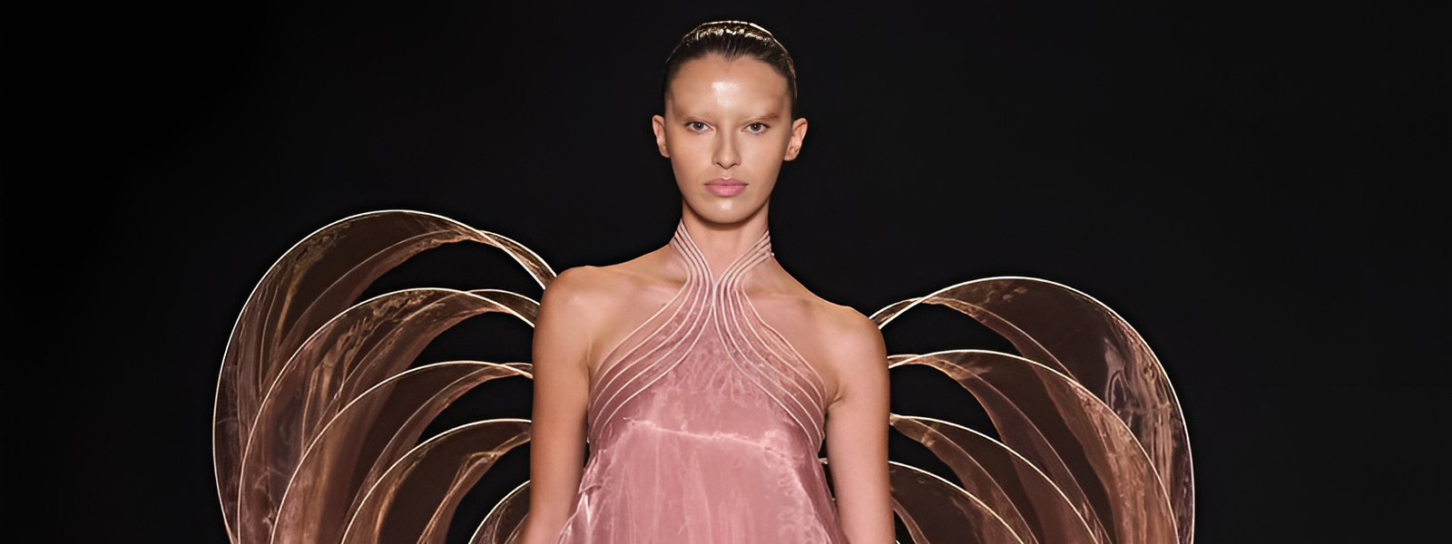 Iris Van Herpen: Sympoiesis — кутюрный шедевр живой моды