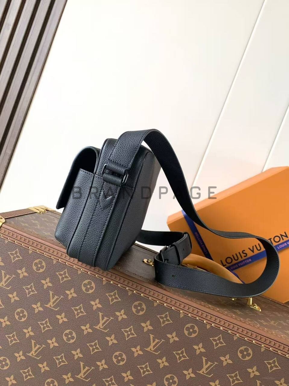 Сумка мессенджер из восковой телячьей кожи Louis Vuitton BPLUX5561 Сумка мессенджер из восковой телячьей кожи Louis Vuitton BPLUX5561