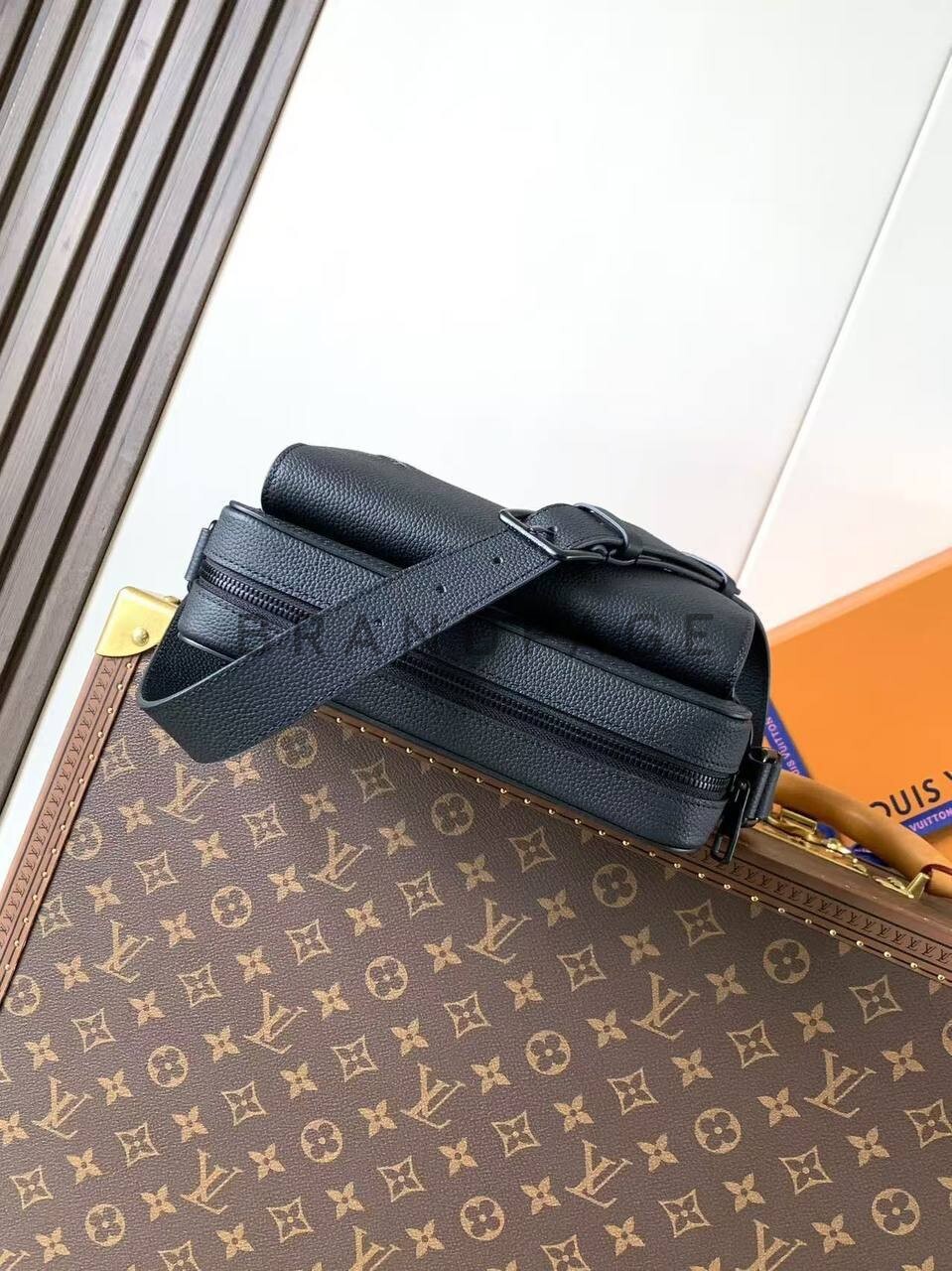 Сумка мессенджер из восковой телячьей кожи Louis Vuitton BPLUX5561 Сумка мессенджер из восковой телячьей кожи Louis Vuitton BPLUX5561