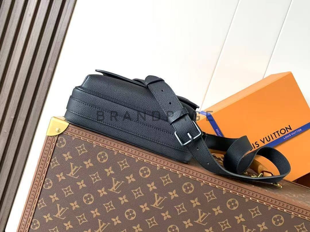 Сумка мессенджер из восковой телячьей кожи Louis Vuitton BPLUX5561 Сумка мессенджер из восковой телячьей кожи Louis Vuitton BPLUX5561
