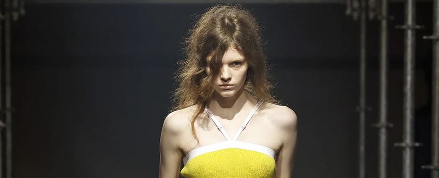 Тренд на небрежную укладку: как «грязные» волосы покорили подиумы и улицы