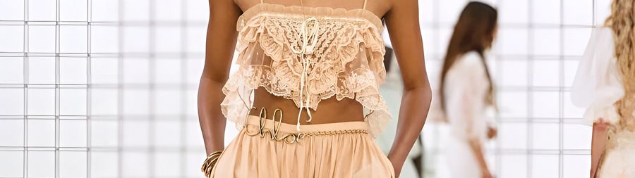 Бодичейн на бедрах: как ювелирная цепь стала символом лета 2025 Бодичейн на бедрах: как ювелирная цепь стала символом лета 2025