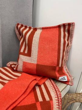 Подушка красного цвета Hermes BP-45576