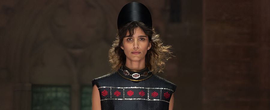 Louis Vuitton Cruise 2026: театральная магия Авиньона и гениальность Николя Гескьера