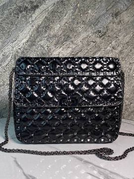 Лакированная кожаная сумка черная Valentino Garavani VLTN BP-249960