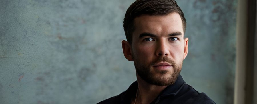 Александр Маккуин возвращается на сцену: пьеса House of McQueen с Люком Ньютоном в главной роли