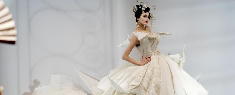 Платье-оригами Джона Гальяно: история шедевра модного искусства Платье-оригами Джона Гальяно: история шедевра модного искусства