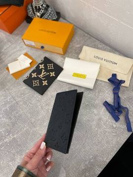 Обложка на паспорт Louis Vuitton черная с логотипом BP-42987