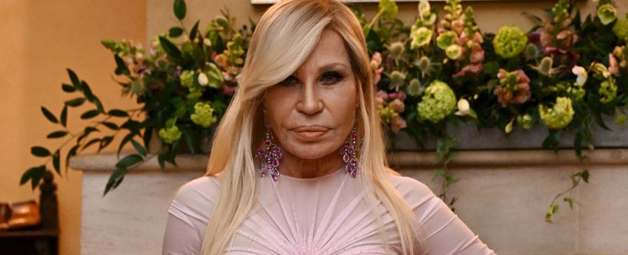 Донателла Версаче уходит с поста креативного директора: новая эпоха для Versace Донателла Версаче уходит с поста креативного директора: новая эпоха для Versace