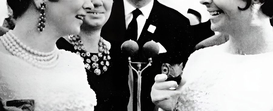 Гламурный скандал 1961 года: Джина Лоллобриджида и Элизабет Тейлор в одинаковых платьях от Dior Гламурный скандал 1961 года: Джина Лоллобриджида и Элизабет Тейлор в одинаковых платьях от Dior