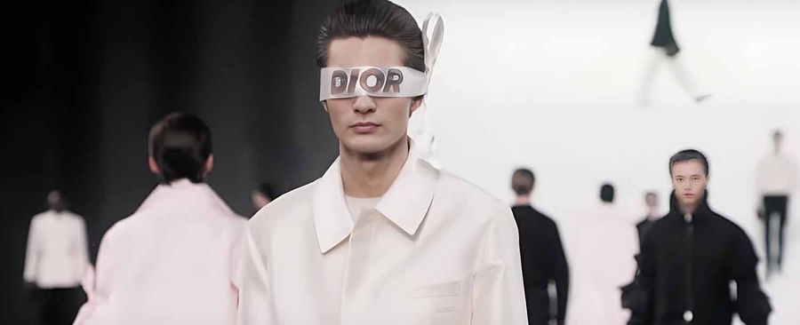 Ким Джонс и его молочные повязки: новая глава в истории Dior