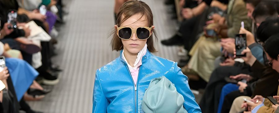 Кожаные куртки весны 2025: цветной взрыв на подиумах